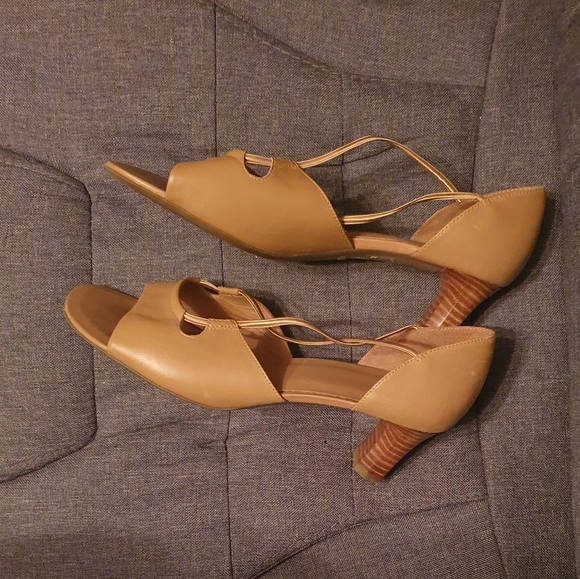 Clarks Shoes - Nude Tan Block Heel Clarks Sandals